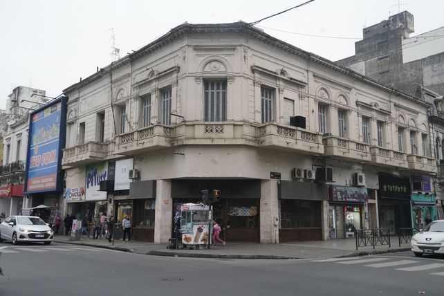 En la esquina de Entre Ríos, frente a la plaza Sarmiento, se destaca un conjunto de viviendas centenarias, una de las cuales aloja un café Havanna.