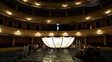 Un ritual con historia: el Teatro Municipal bajó su histórica araña ante 50 vecinos que fueron testigos de la ceremonia mística