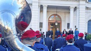 El acto de homenaje a Manuel Belgrano creador de la bandera, está encabezado por la vicegobernadora, Alicia Aluani y el ministro, Néstor Roncaglia