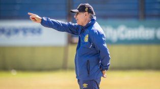 Ariel Holan nunca pudo repetir equipo y para ir al Monumental tiene muchas bajas.