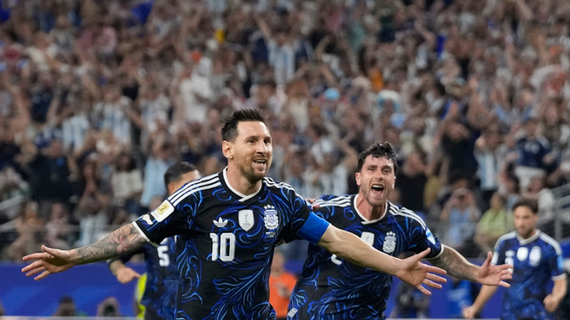 Messi sonríe por un nuevo gol convertido a partir de su exquisita pegada. La Pulga anotó el 3 a 1 de la selección argentina.&nbsp;