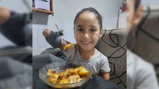 Solidaridad: Trini recibió un dispositivo que le permite comer y dibujar con autonomía