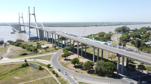 Denuncian al gobierno por corrupción en la concesión del puente Rosario-Victoria
