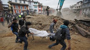 Alrededor de 1.200 muertos y mil heridos por un fuerte terremoto en Nepal