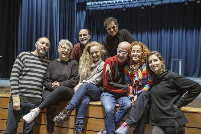  El director Matías Martínez (izquierda) junto al elenco.