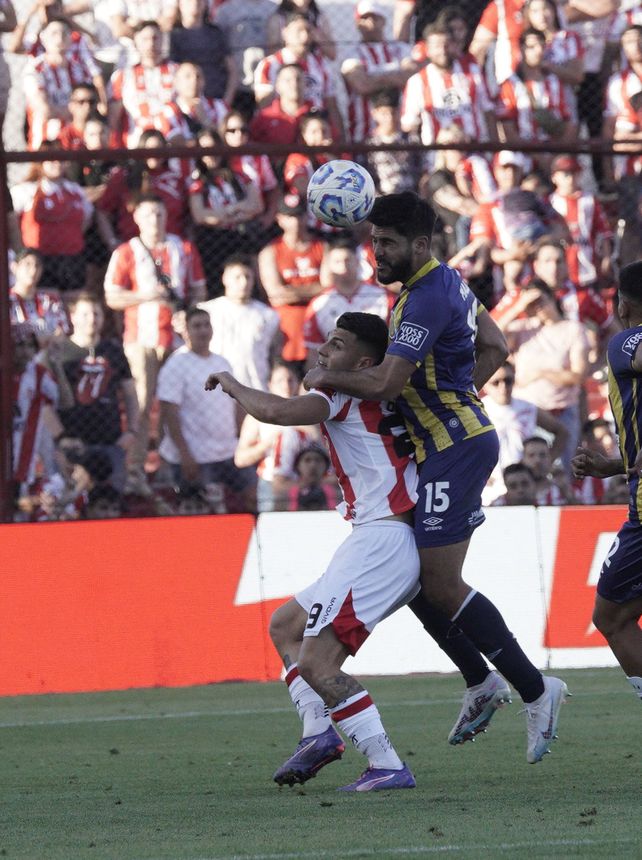 Facundo Mallo recuperará su lugar en la zaga central canalla en cancha de Independiente Rivadavia.