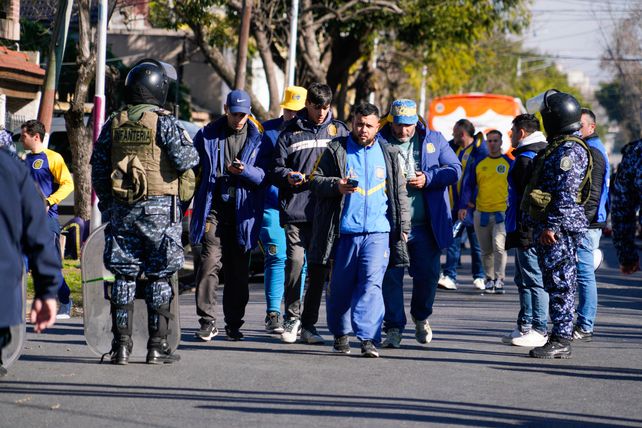 ¡Adentro! Los simpatizantes de Central caminan hacia el estadio de Lanús luego de pasar los controles de acceso.