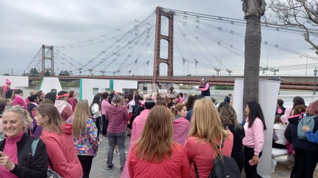 Cáncer de mama: más de 300 personas marcharon al Puente Colgante para concientizar