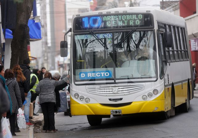 B° Guadalupe Oeste: dos ladrones asaltaron pasajeros de un colectivo de la línea 10