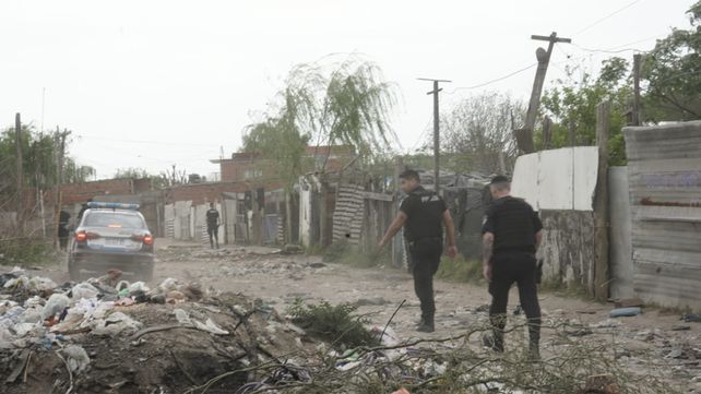 Personal de la Policía en el lugar donde se produjo en el crimen en barrio Toba.&nbsp;