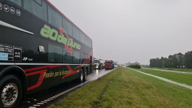 Varios micros se encuentran varados desde hace horas en la ruta.