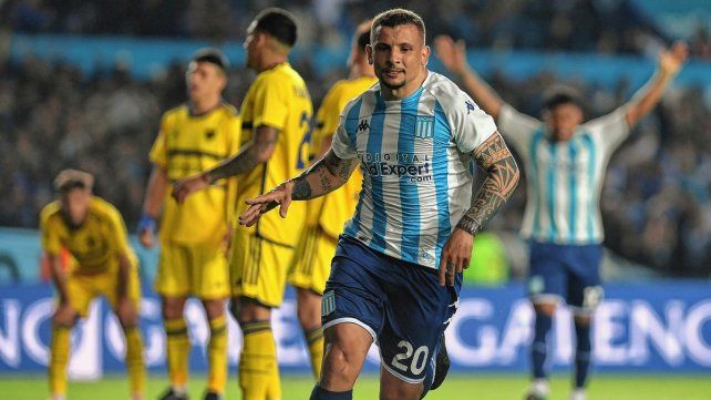 Emiliano Vecchio festeja el primer gol de Racing ante Boca.