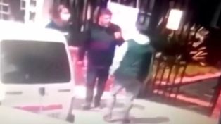 Video: se pelearon en la puerta de un colegio por una discusión de WhatsApp y uno perdió un ojo