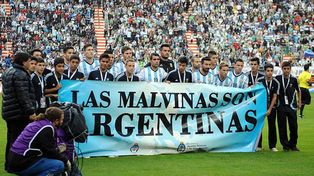 Los ingleses prohibieron a sus jugadores hablar de las Malvinas