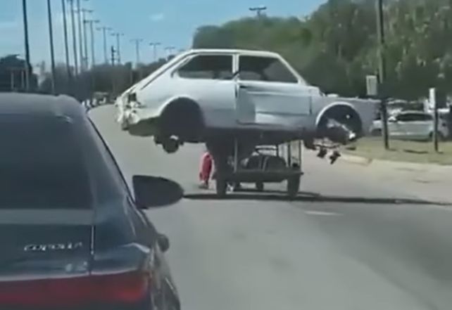 El impresionante video de un cartonero que lleva un Fiat 147 en su carro