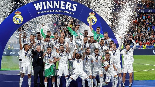 Los jugadores del Real Madrid festejan la obtención de otra Champions.