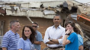 Obama llevó el respaldo del gobierno a la devastada zona del tornado de Oklahoma