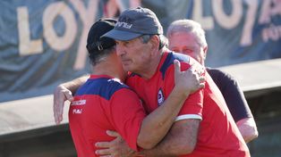 Central Córdoba va por más. Daniel Teglia abraza a Diego Acoglanis, tras la clasificación a los cuartos de final. &nbsp;
