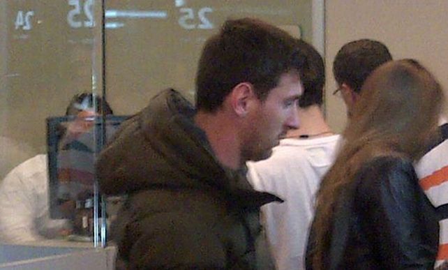 Más fotos de Messi con fans, sus hermanos y Antonella