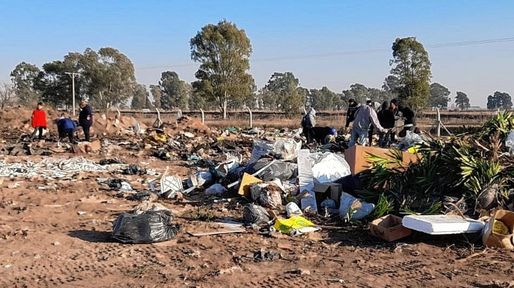 Febril búsqueda de billetes en el basural tras el hallazgo de 50.000 dólares