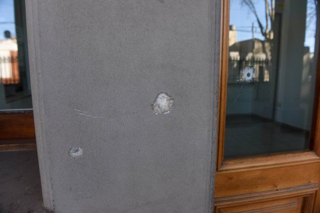 Uno de los pilares de acceso al edificio de la AIC marcado por los balazos.
