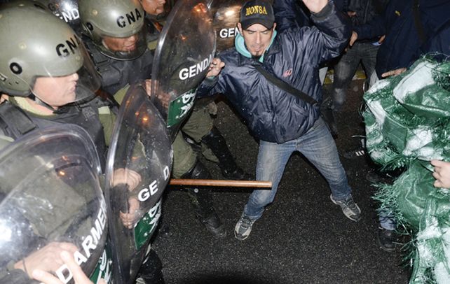 Palos y piedras. Los trabajadores lucharon ayer contra los gendarmes.