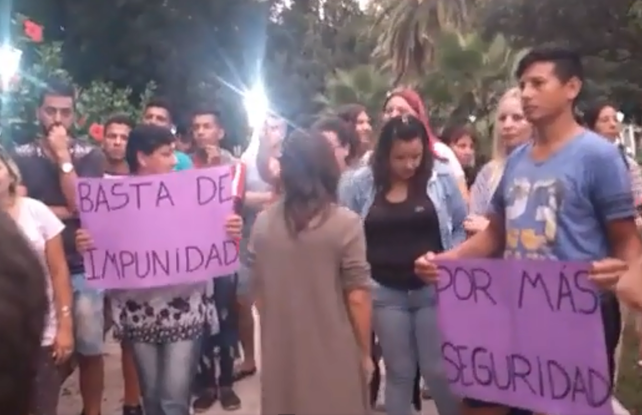 Carteles. Un grupo de vecinos que se reunió en la plaza principal expresó que quieren vivir tranquilos.