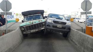 Una camioneta quiso adelantarse a otra en un peaje y terminaron atascadas