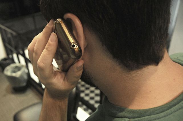 Secuestro virtual: engañaron a una abuela en el macrocentro y entregó dólares, pesos y alhajas