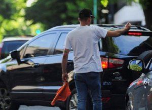 Promulgaron la ley de cuidacoches en Santa Fe: cuáles son las sanciones y qué falta para que comience a aplicarse en la ciudad