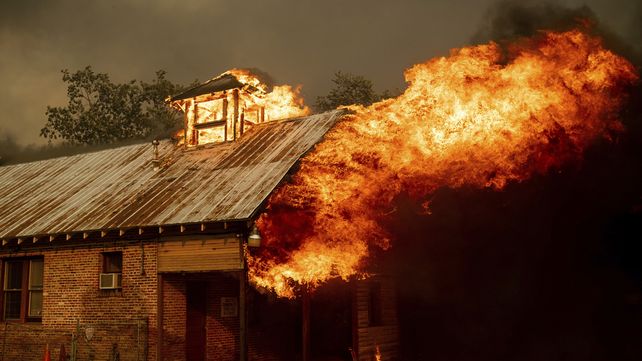 Incendios forestales fuera de control azotan grandes regiones de California