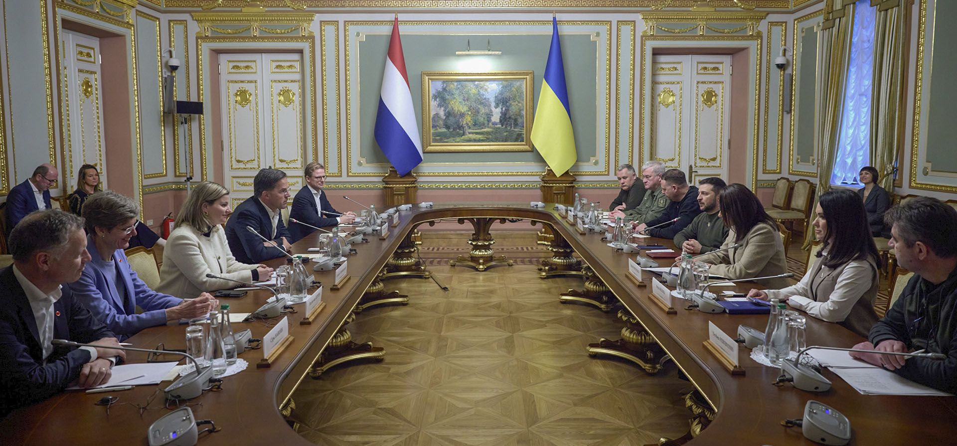 El presidente de Ucrania, Volodymyr Zelenskyy, y el primer ministro de Holanda, Mark Rutte, hablan durante su reunión en Kiev, Ucrania, el viernes 17 de febrero de 2023. (Oficina de Prensa Presidencial de Ucrania vía AP)