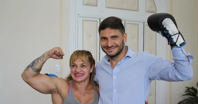 El gobernador Maximiliano Pullaro, junto a Alejandra "Locomotora" Oliveras, quien fue acusada por Amalia Granata.
