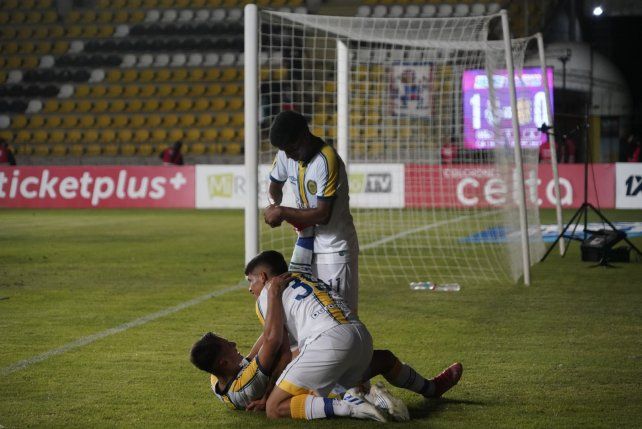 Acalambrado y todo. Cerrudo es atendido en el piso por el Pupi Ferreyra después de asistir en el gol a Oviedo