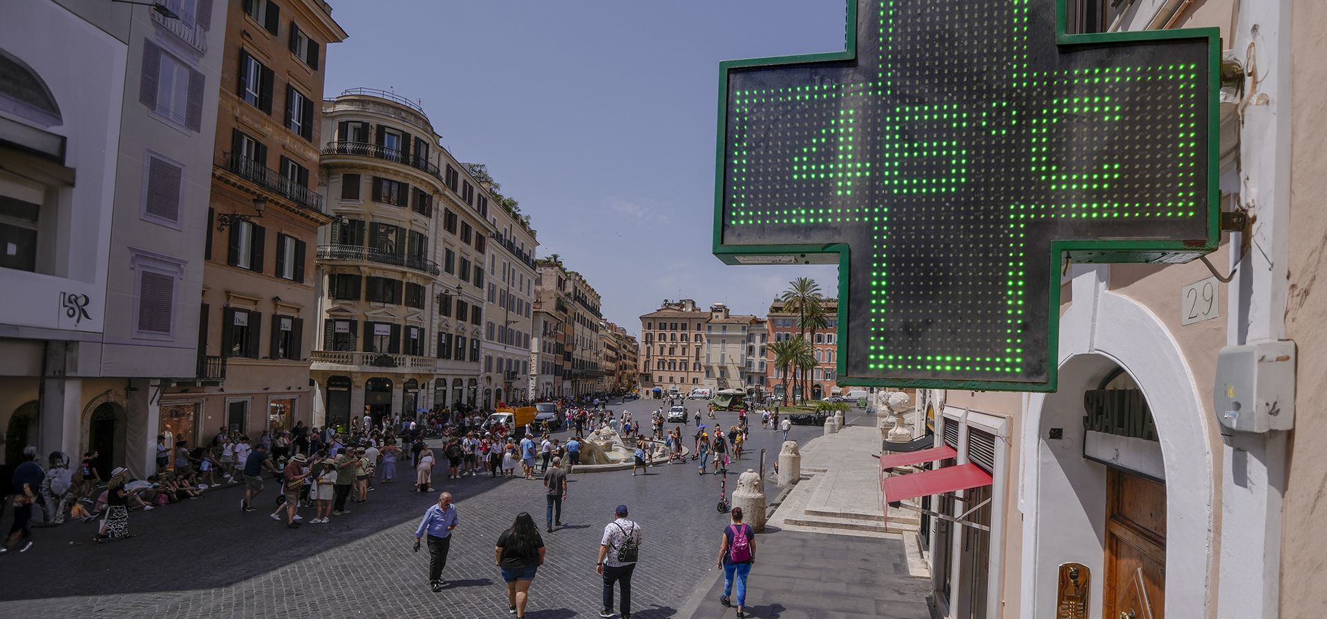 El letrero de una farmacia muestra la temperatura exterior de 46º grados centígrados en el centro de Roma, el martes 18 de julio de 2023.  (AP Photo/Domenico Stinellis)