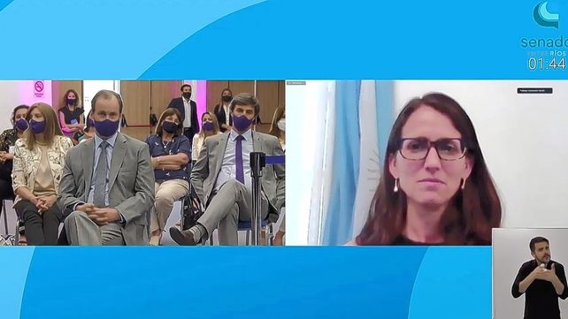 La ministra Elizabeth Gómez Alcorta siguió el debate por Streaming. Bordet y funcionarios presentes el ec Centro de Convenciones&nbsp;