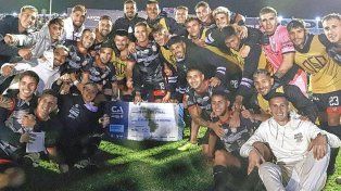 Lo jugadores de Barracas Central festejaron el pasaje.