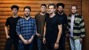 La banda One Night homenajea a Eric Clapton en un show lleno de clásicos