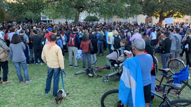 Un grupo de anticuarentena se reunió esta tarde en el monumento para protestar en contra de las restricciones dispuestas por el gobierno ante el avance de casos de coronavirus. 