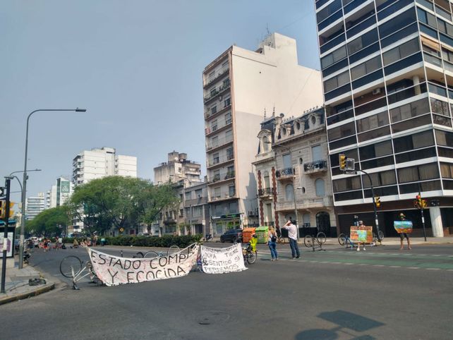 Los ambientalistas cortaron calle Pellegrini para reclamar que se frene el ecocidio.