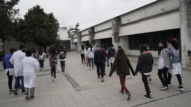Las clases en las escuelas. En las públicas sería normal.