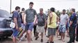 Otra realidad. Pablo Ventura camina y lo sigue en sus pasos su padre. Ayer hablaron con la prensa.