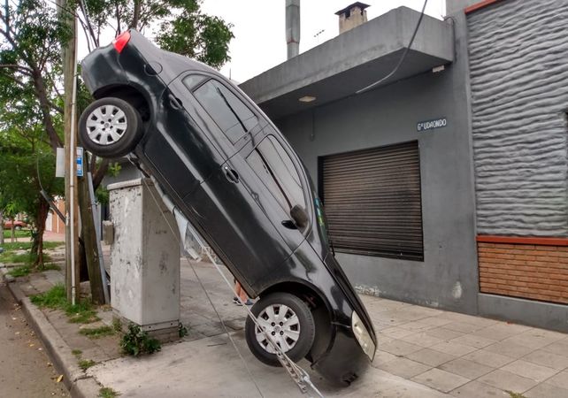 El conductor del auto dejó estacionado su auto de una insólita manera.&nbsp; 