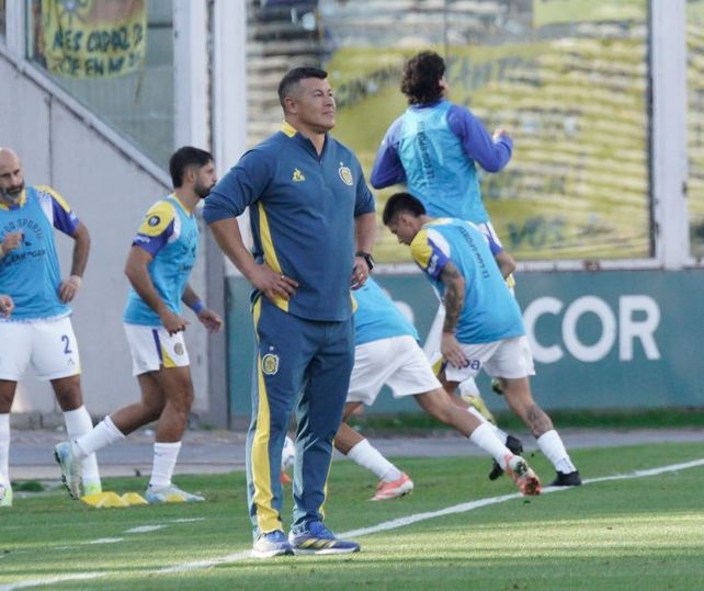 Jorge Almirón no quedó bien parado ante los hinchas canallas y el presidente Belloso tuvo que salir a respaldarlo.