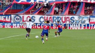 Atlas maneja la pelota ante la impotencia de los volantes charrúas. Inicio frenético en el Gabino Sosa.