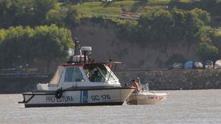 Buscan a un desparecido en el río Paraná luego del choque de su embarcación