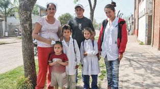 Alegría y diversión a la salida de la escuela, tras una larga jornada