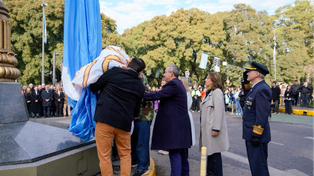 El acto comenzó el izamiento de la Bandera el mástil ubicado sobre bulevar Oroño.