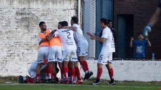 Turco goleador. Kaial está escondido en medio de la algarabía de los compañeros.&nbsp; &nbsp; &nbsp; 