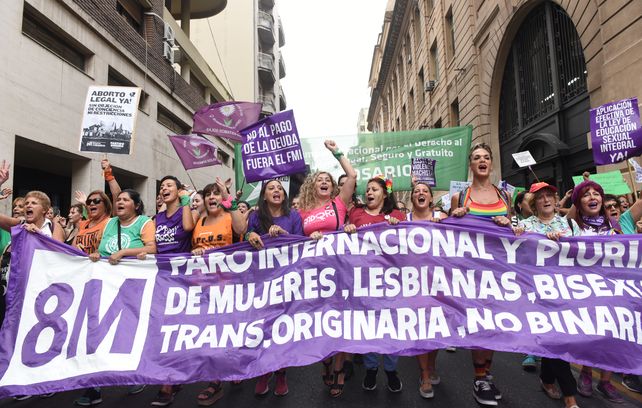 Un colectivo de feministas cuestionó las políticas del gobierno nacional.